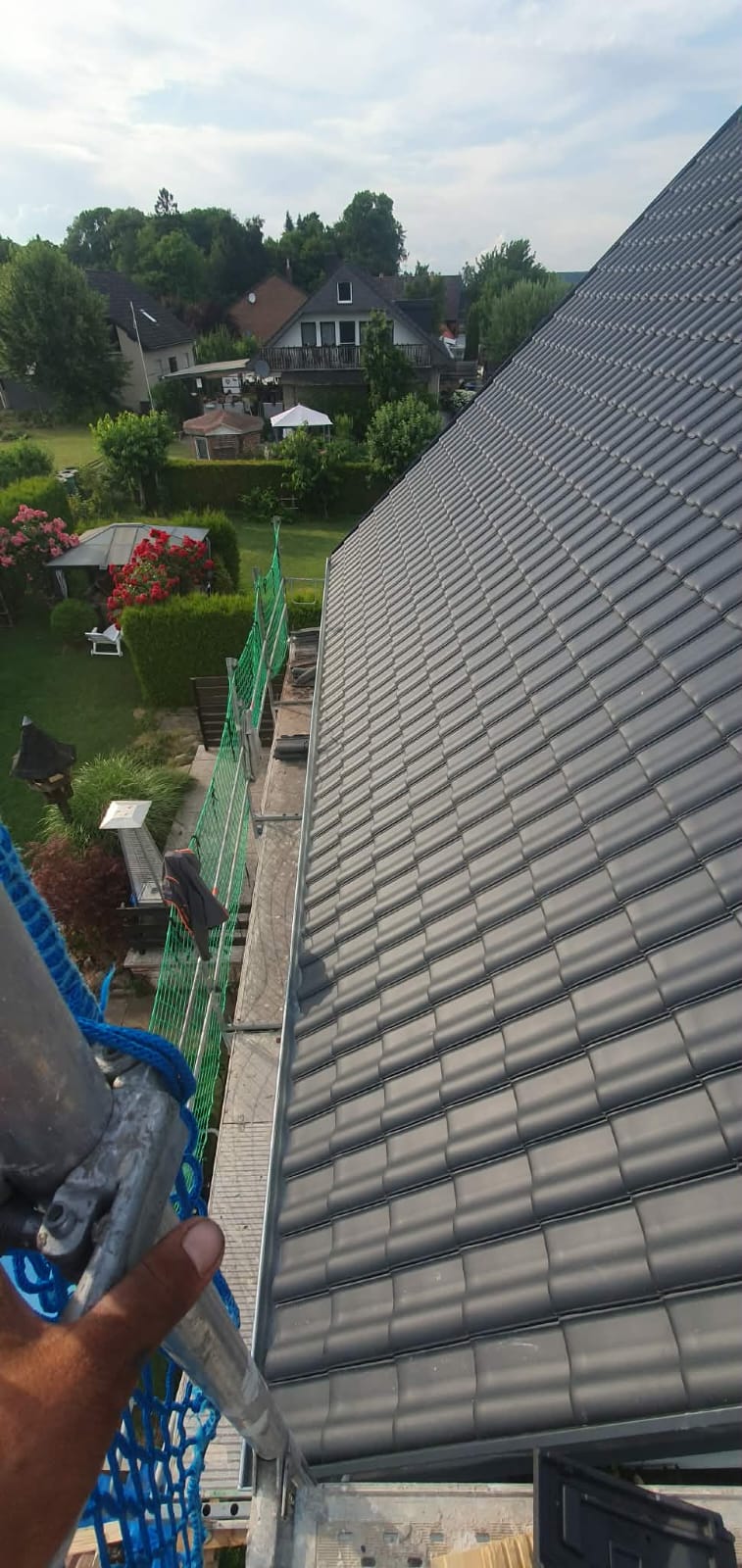 Dachdecker beim Verlegen von Dachziegeln