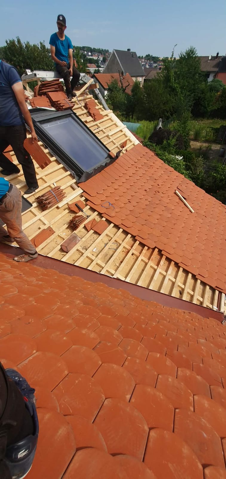 Dachdecker bei der Arbeit auf einem Ziegeldach in Frankfurt