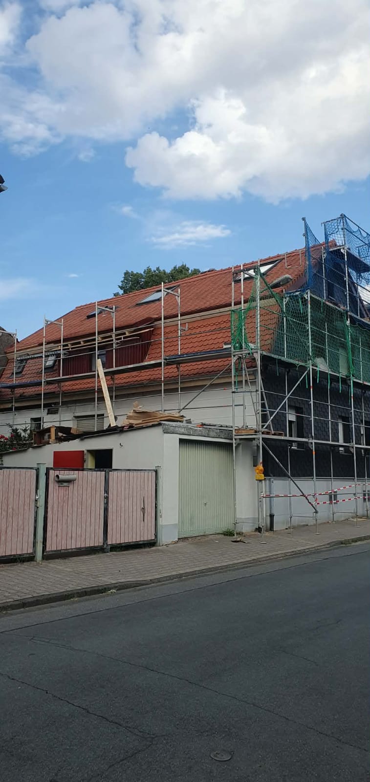 Haus mit Gerüst während der Dachsanierung
