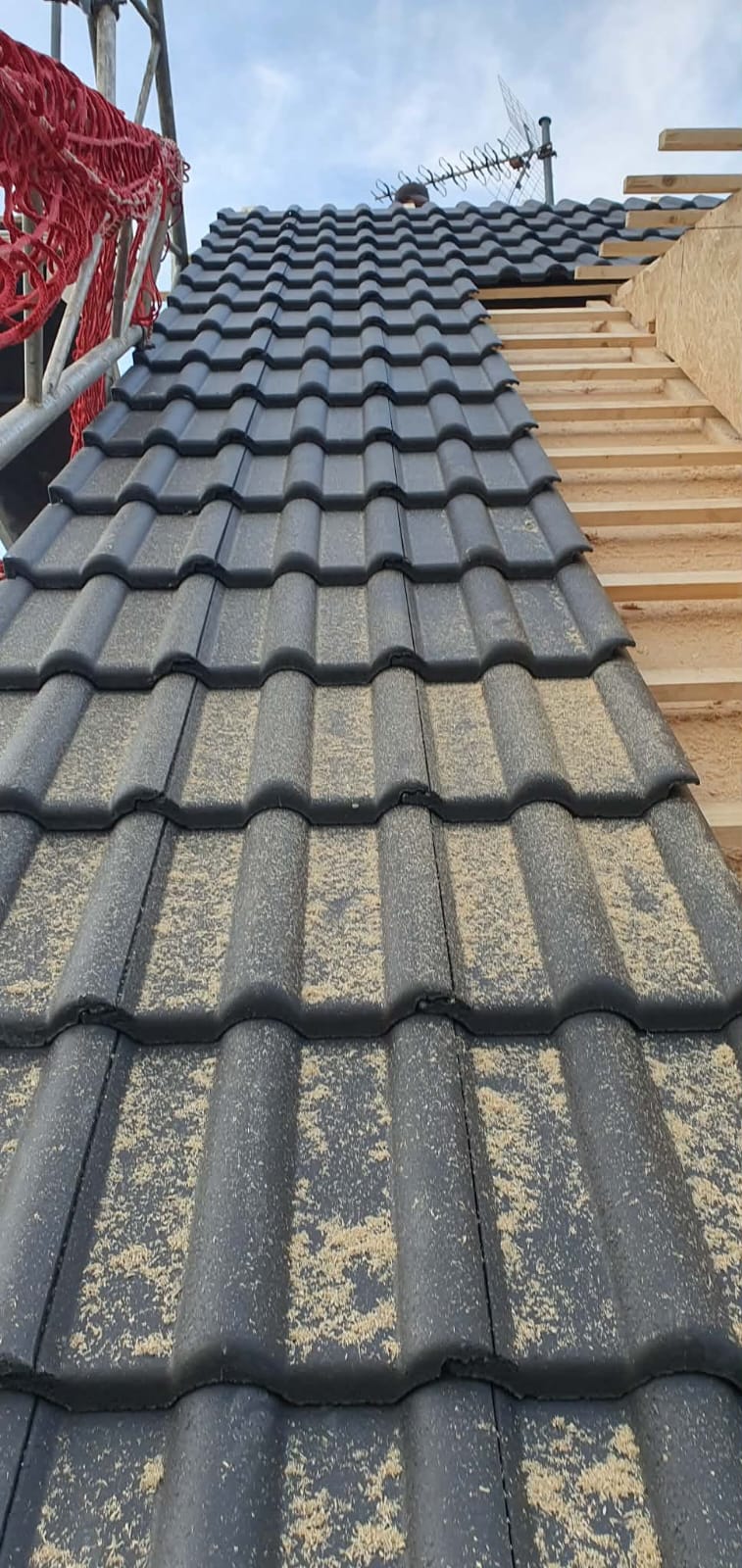 Detail der Dachziegel während der Eindeckung